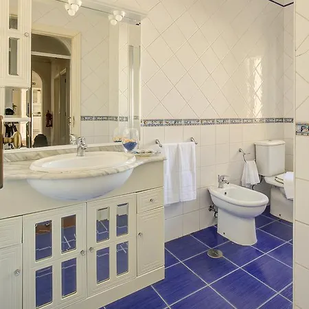 Prime - 5 Suites, Private Pool And Parking, Walk To Semesterbostad