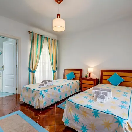 Semesterbostad Prime - 5 Suites, Private Pool And Parking, Walk To