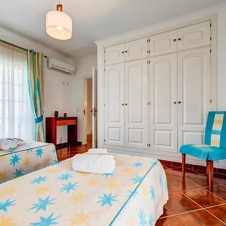 Semesterbostad Prime - 5 Suites, Private Pool And Parking, Walk To *