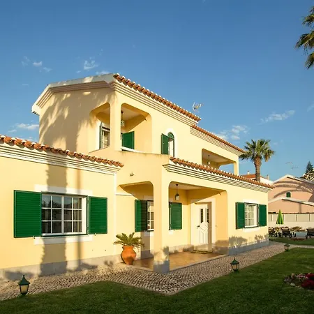 Prime - 5 Suites, Private Pool And Parking, Walk To Holiday home